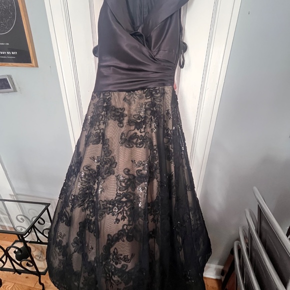 Jovoni Gown - Picture 4 of 4